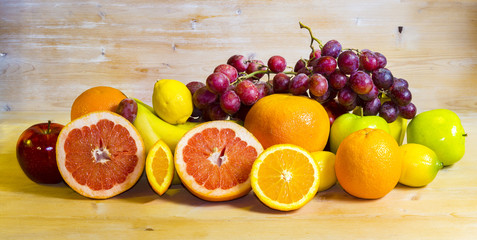 Owoce na drewnianym tle © Mike Mareen