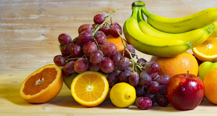 Owoce na drewnianym tle