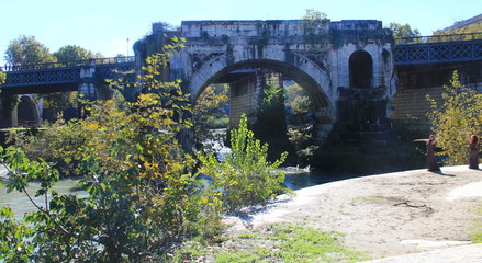 Roma, Isola Tiberina. Ponte rotto