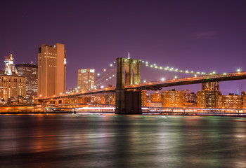 Fototapeta na wymiar Night view of the Brooklyn Bridge from the Brooklyn Bridge Park in New York