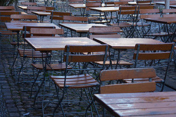 Tische und Stühle auf einer Terrasse