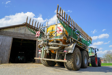 Obraz premium Auf einem Hof abgestelltes Güllefaß mit Schleppschläuchen