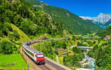 Fototapete Hellgrün Intercity-Zug an der Gotthardbahn - Schweiz