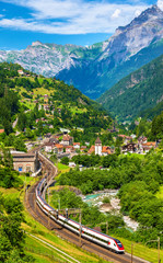 Naklejka premium Pociąg ekspresowy na starej kolei Gotthard - Szwajcaria