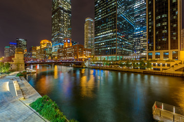 Naklejka premium Chicago River skyline with urban skyscrapers at night, IL, USA