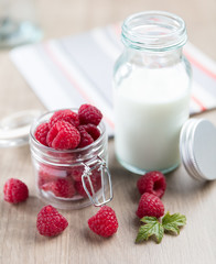 Framboises et bouteille de lait