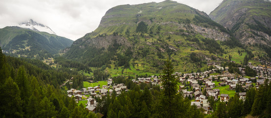 pueblo de Täsch en Suiza, en el verano de 2016 OLYMPUS DIGITAL CAMERA