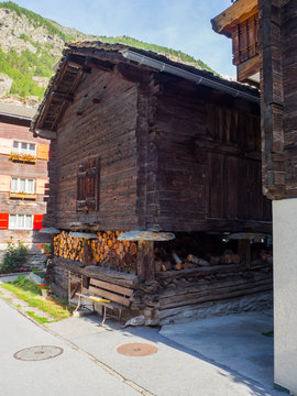 Casas de madera en Täsch , Suiza en el verano de 2016 OLYMPUS DIGITAL CAMERA