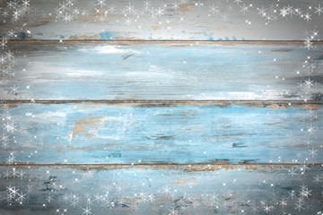 Weihnachtlicher Hintegrund aus blauen Brettern und Schneeflocken mit Textfreiraum