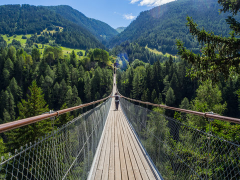 Fototapeta puente colgante de Ernen Goms sobre el rio Ródano, Suiza verano de 2016 OLYMPUS DIGITAL CAMERA
