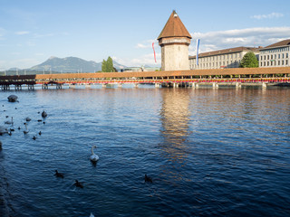 Puente de la Capilla y torre del Agua en Lucerna, Suiza, sobre el r&iacute;o Resuu, en el verano de 2016 OLYMPUS DIGITAL CAMERA