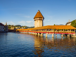 Puente de la Capilla y la Torre del Agua fueron parte de las murallas medievales de la antigua ciudad de Lucerna, Suiza, verano de 2016. Río Resuu OLYMPUS DIGITAL CAMERA