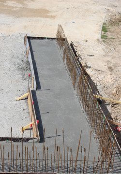 Petit ouvrage de ma&ccedil;onnerie en b&eacute;ton arm&eacute;