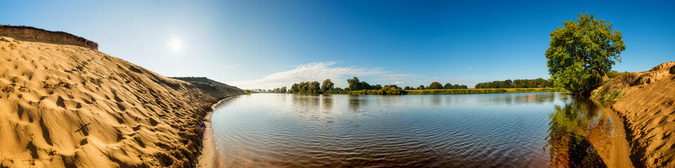 Fototapeta na wymiar Breiter Fluss mit sandigem Ufer, Panorama einer Flusslandschaft