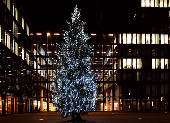 Weihnachtsbaum vor einem Bürogebäude in München