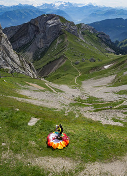 Preparación del parapente en el monte Pilatus en Lucerna,  Suiza, verano de 2016 OLYMPUS DIGITAL CAMERA