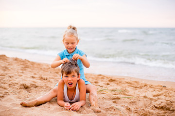 Naklejka premium two children playing on beach
