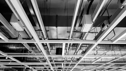 Rolgordijnen zonder boren Industrieel gebouw Bare skin ceiling  show steel structure, air condition system, lighting design, electrical system and fire protection system.