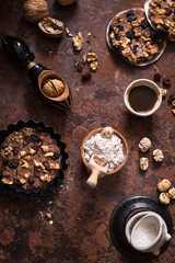 dolce italiano a base di farina di castagne e alcuni suoi ingredienti su base rustica. Vista dall'alto