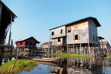 Obraz premium Traditional floating village houses in Inle Lake