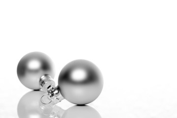 Silberne Weihnachtskugeln