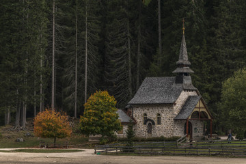 La chiesetta del Lago di Braies in autunno