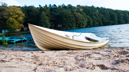 Biała łódka na brzegu © blesz