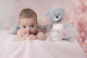 jolie bébé et son nounours