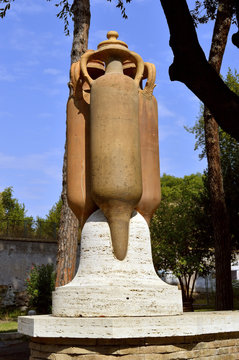 Urn Urn in Parco Del Colle Oppio in Rome