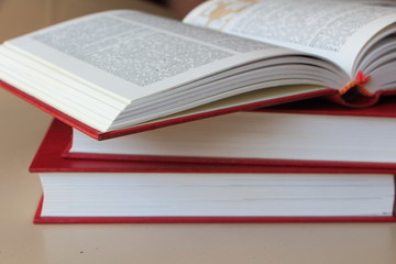 Pile de livres rouges