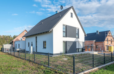 Neubausiedlung, moderne Fassaden