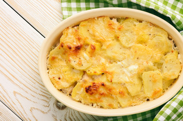 Casserole with chicken, potatoes, leek and cheese.