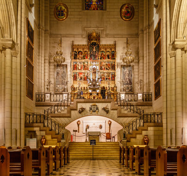 MADRID, ESPA&Ntilde;A, 21 DE FEBRERO, 2016: Interior de la catedral de La Almudena