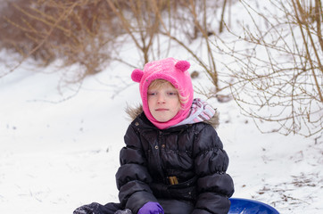 Fototapeta na wymiar little kid and snow