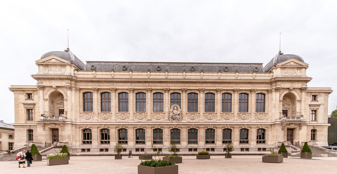 Galerie de l'évolution du jardin des plantes à Paris (façade)