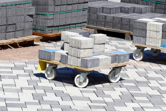 Pflasterarbeiten an einer neuen Platzfl&auml;che