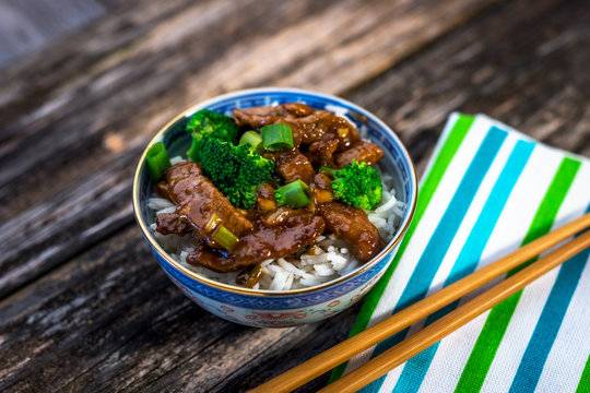Beef in sauce with broccoli and rice