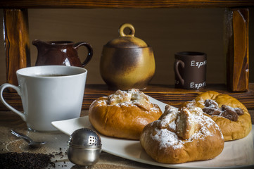 kompozycja z kołaczykiem drożdżowym makiem serem i rodzynkami na białym talerzyku i drewnianymi elementami, yeast dough with poppy seeds