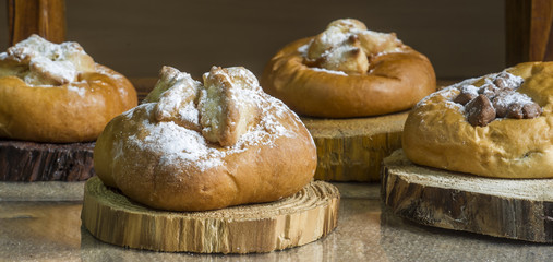 kompozycja z kołaczykiem drożdżowym makiem serem i rodzynkami na białym talerzyku i drewnianymi elementami, yeast dough with poppy seeds