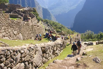 Crédence de cuisine en verre imprimé Machu Picchu Tourists entering Machu Picchu