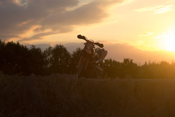 Fototapeta na wymiar Мотоцикл эндуро на закате дня