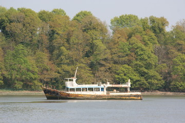 Cimeti&egrave;re de bateaux de Kerhervy &agrave; Lanester, sur le Blavet (Morbihan, Bretagne)