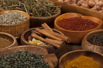 baharatlar ahşap masa üzerinde