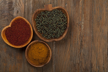 baharatlar ahşap masa üzerinde