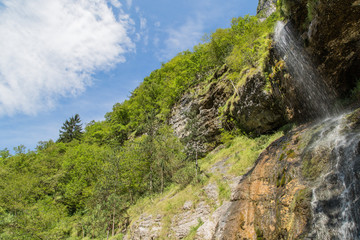Fototapeta na wymiar Malerische Gebirgslandschaft mit einem Wasserfall im Tal Valle di Piero; Dolomiten, Sommer