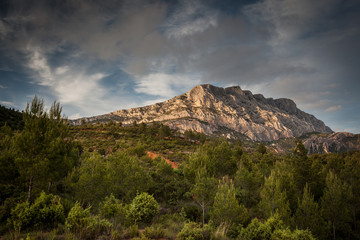 Fototapeta na wymiar Mont Sainte Victoire in Provence, France