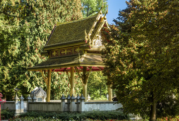 Fototapeta premium Thailändischer Tempel im Kurpark Bad Homburg mit herbstlicher Stimmung 