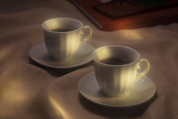 テーブルの上のコーヒーカップ