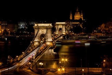 Obraz premium Chain Bridge over the Danube illuminated