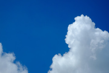 Obraz premium white cloud in the blue sky for background backdrop use